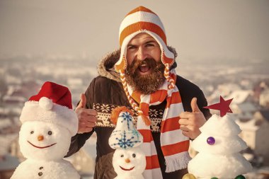 Hipster kış gününde Yaşasın vererek şapkalı