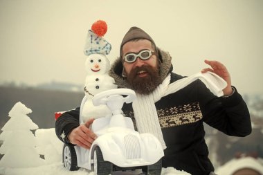 Pilot şapka ve gözlük eşarp gösterilen mutlu hippi