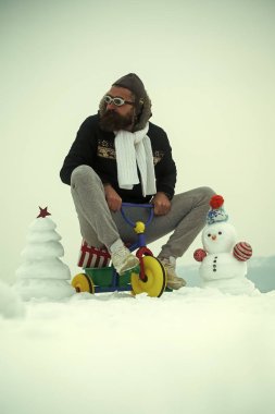 Hipster karlı manzara üç tekerlekli bisiklet sürme