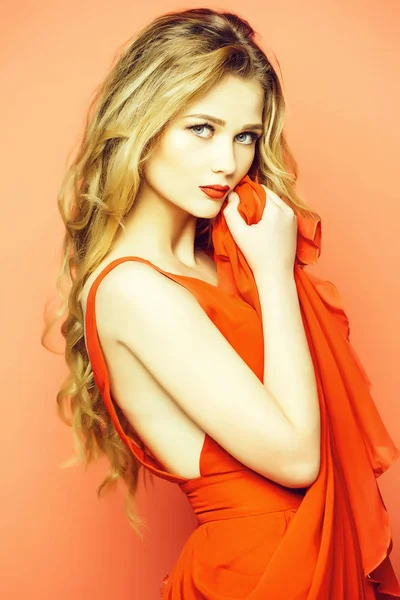Chica sexy en vestido rojo — Foto de Stock