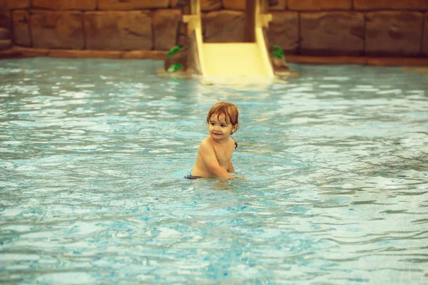 Leuke vrolijke babyjongen heeft bad in buitenzwembad — Stockfoto