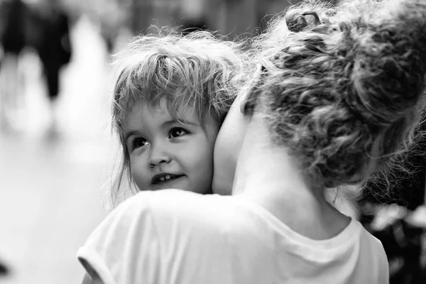 Mother holds son in street — Stock Photo, Image