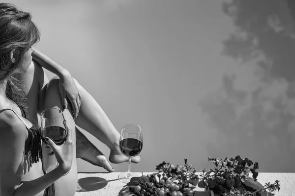Гарненька жінка розслабляється біля басейну — стокове фото