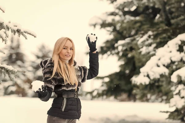 Chica jugando bolas de nieve en el día de invierno —  Fotos de Stock