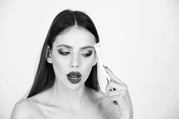 Dívka s zuby rovnátky a štětec, má módní make-up — Stock fotografie