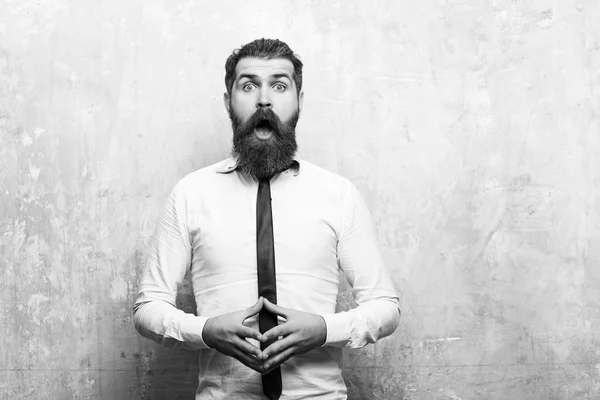 Bärtiger Mann oder Hipster mit langem Bart im überraschten Gesicht — Stockfoto