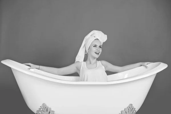 Mujer sexy feliz con turbante toalla sentado en bañera blanca — Foto de Stock