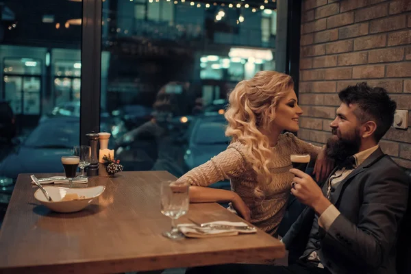 Romantisk datum för par i kärlek. romantiska förhållandet mellan man och kvinna i café. — Stockfoto