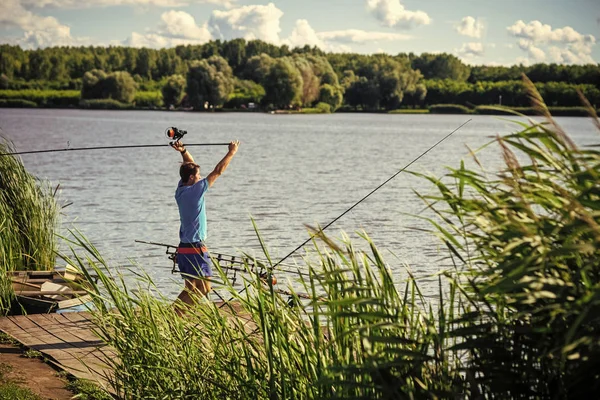 Ahşap iskele üzerinde mücadele iplik ile adam balık