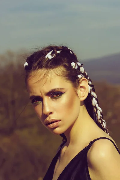 Chica con maquillaje de moda en el fondo del cielo azul . —  Fotos de Stock