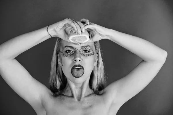 Mujer con creativo maquillaje de moda bebida limón, vitamina —  Fotos de Stock