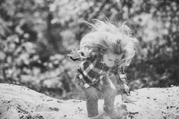 Chłopiec skakać na stertę piasku na sielankowy dzień — Zdjęcie stockowe