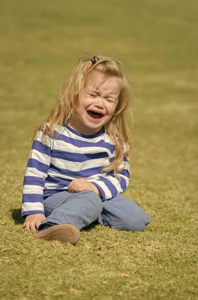 Дитина з світлим волоссям плаче на ідилічний сонячний день — стокове фото