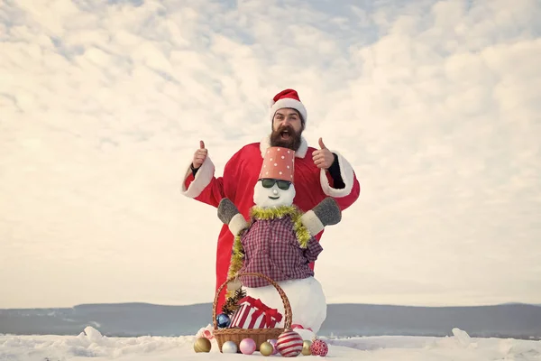 Man in KERSTMUTS duimschroef opwaarts handen tonen — Stockfoto