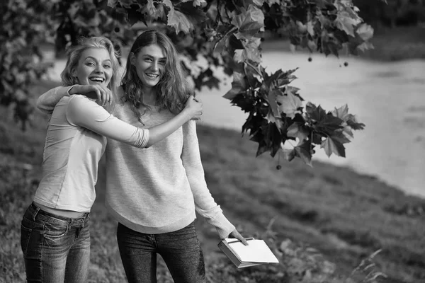 Две девушки обнимаются и улыбаются — стоковое фото
