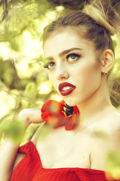 Mujer con semilla de amapola roja — Foto de Stock