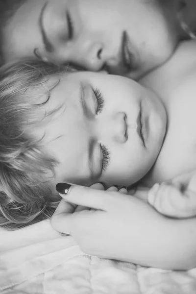 Mother sleeping with baby — Stock Photo, Image