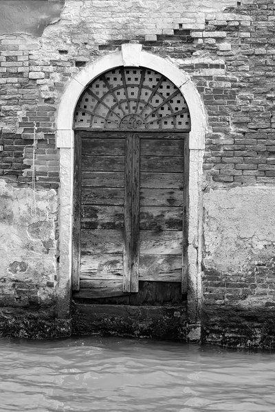 ヴェネツィアの木製ドア — ストック写真