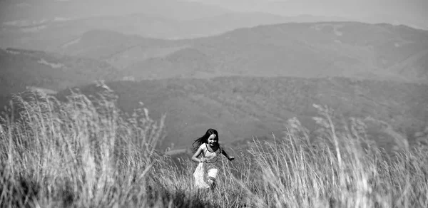 Chica en valle de montaña —  Fotos de Stock