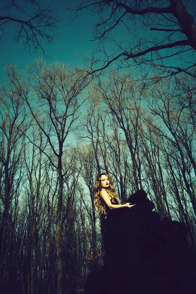 Elegante junge Frau im Wald — Stockfoto
