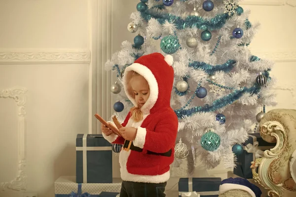 Ano Novo pequeno rapaz na árvore de Natal . — Fotografia de Stock