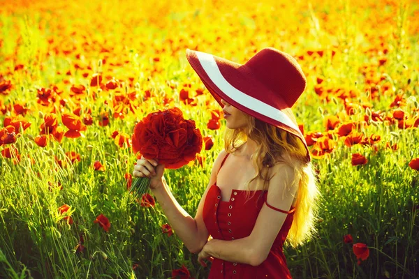 Pretty girl in field of poppy seed in retro hat — Stock Photo, Image