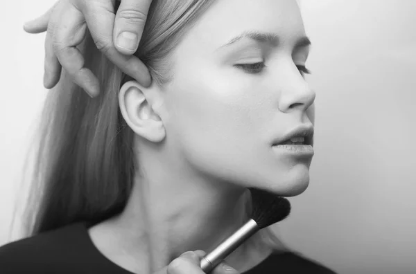 Mujer Recibiendo Polvo Cara Con Cepillo Maquillaje Manos Masculinas Linda — Foto de Stock