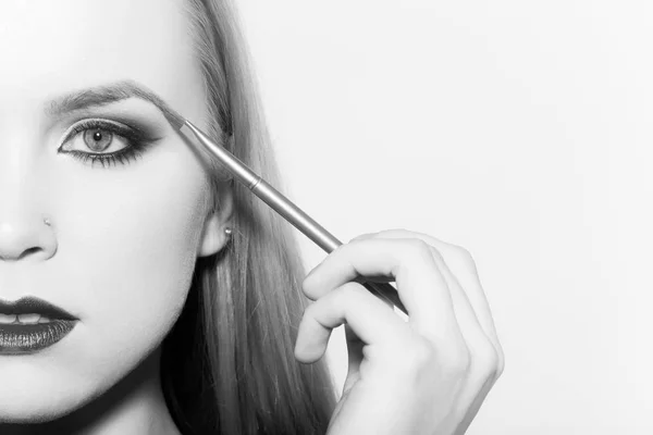 Frau trägt Lidschatten auf Auge mit Make-up-Pinsel auf — Stockfoto