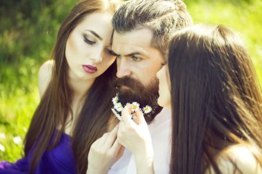 sakallı adam ve kadın çimenlerin üzerinde