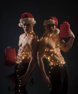 Çocuklar veya seksi sporcu erkek xmas çağrı