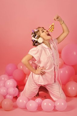 Lolipop şeker ile mutlu sevimli küçük kız