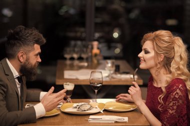 Genç güzel çift istiridye yeme bir tarihte portresi