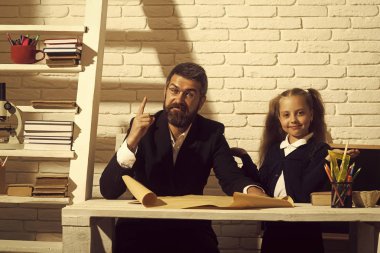 Çocuk ve mutlu yüzler fikir sahip olmak ile öğretmen