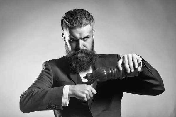Ketçap şişesi ile sakallı adam — Stok fotoğraf