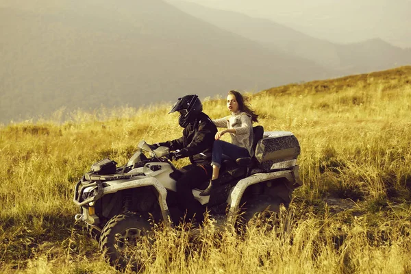 Muž a dívka jízda quad — Stock fotografie