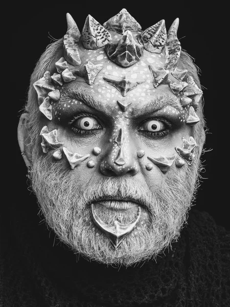 Hombre o monstruo con espinas en la cara con maquillaje futurista — Foto de Stock