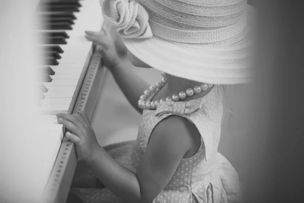 Девушка играет на цифровом пианино — стоковое фото