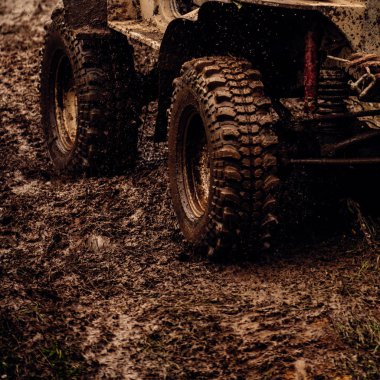Aşırı 4 x 4 otomatik macera. Kiralık tekerlekler kir sıçramasına bozkır arazide. Araba yarış offroad. Offroad araba içinde hareket. Yüksek hızlı araba sürücü kirli. SUV veya çamur yolda offroader