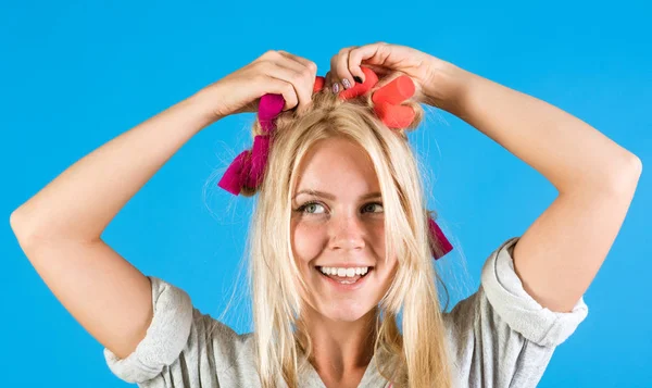 Multitasking a maminka. Hrajeme různé domácí práce. Žena, ročník hospodyně. emocionální retro hospodyňka. Rušné matka. Služka nebo hospodyňka se stará o dům. hospodyňka na kadeřnický salon — Stock fotografie