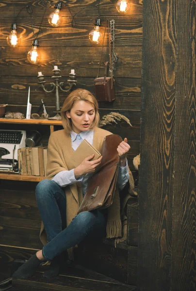 Educación y formación. Una estudiante adorable. Mujer sexy obtener libro de maletín. Literatura universitaria o universitaria. Día Mundial del Libro. Educación para la información. Empezar a aprender más — Foto de Stock