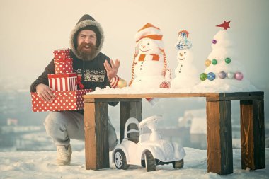 Mutlu hipster holding mevcut kutuları