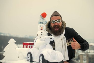 Pilot şapka ve gözlük başparmak gösterilmesini sakallı hippi