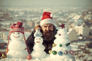 Şapkalar ve kar kardan adam xmas ağacı üzerinde mavi gökyüzü