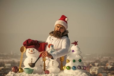 Beyaz üniformalı kepçe ile üzgün hipster