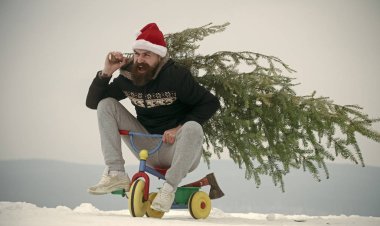 Üç tekerlekli bisiklet üzerinde karlı manzara kişini