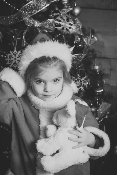 Neujahr kleines Mädchen mit Hut. — Stockfoto