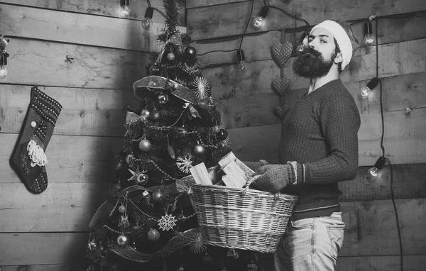 Nouvel an gars à l'arbre de Noël avec guirlande . — Photo