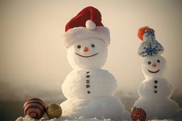Santa muñecos de nieve sobre fondo cielo blanco — Foto de Stock