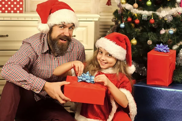 幸せな家族は新年とクリスマスを祝う. — ストック写真