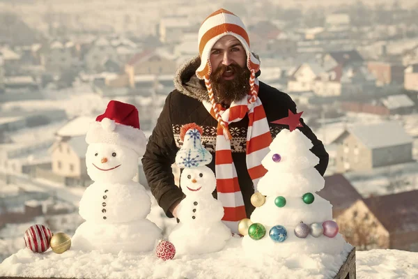 Man openen van mond met besneeuwde sculpturen — Stockfoto